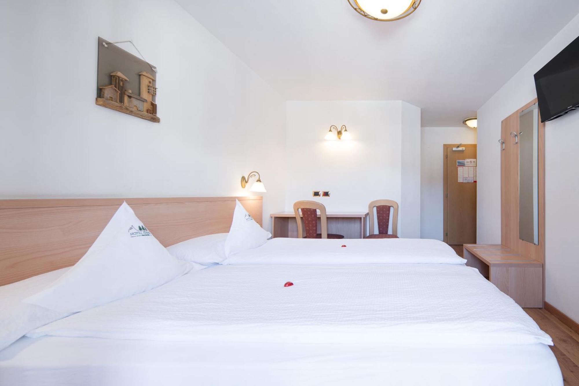 Hotel Zirmes Моэна Экстерьер фото